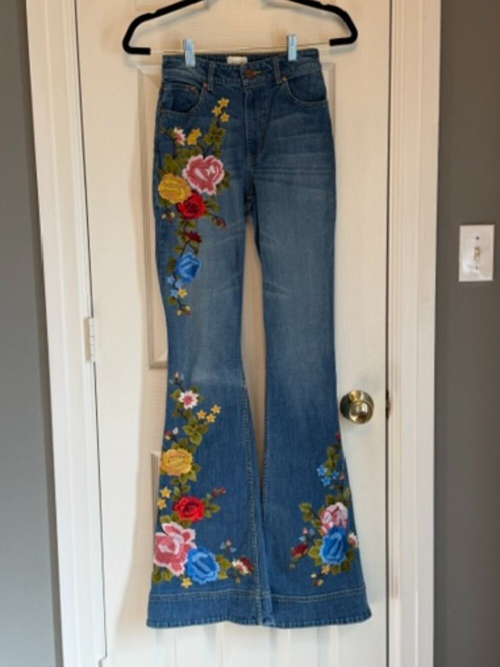 NWOT Alice+Olivia Beautiful High-Rise Embroidered Bell Jean, Size 24